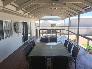 Outdoor dining - Salt and Sand - Short walk to the Tavern! (Point Turton)