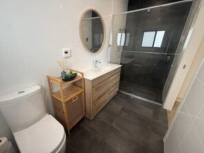 Shower - Salt and Sand - Short walk to the Tavern! (Point Turton)
