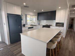 Microwave, oven, dishwasher, toaster - Salt and Sand - Short walk to the Tavern! (Point Turton)