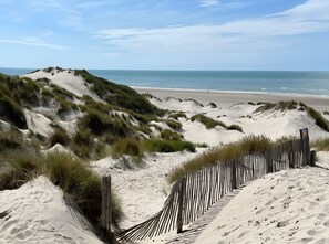 A beach with sand dunes and a wooden fence. - Holiday Home “Gîte Le Pré Salé” with Private Terrace and Wi-Fi (Boismont)