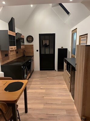 Fridge, microwave, oven, stovetop - Holiday Home “Gîte Le Pré Salé” with Private Terrace and Wi-Fi (Boismont)
