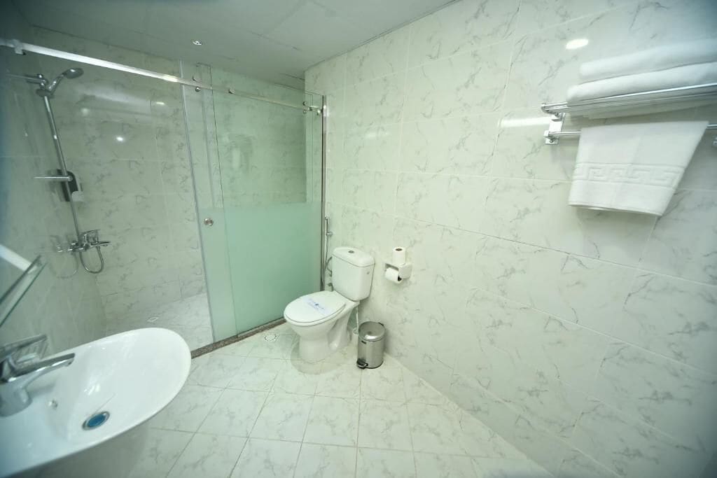 Suite Supérieure, vue ville | Salle de bain | Chaussons