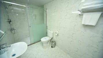 Suite Supérieure, vue ville | Salle de bain | Chaussons