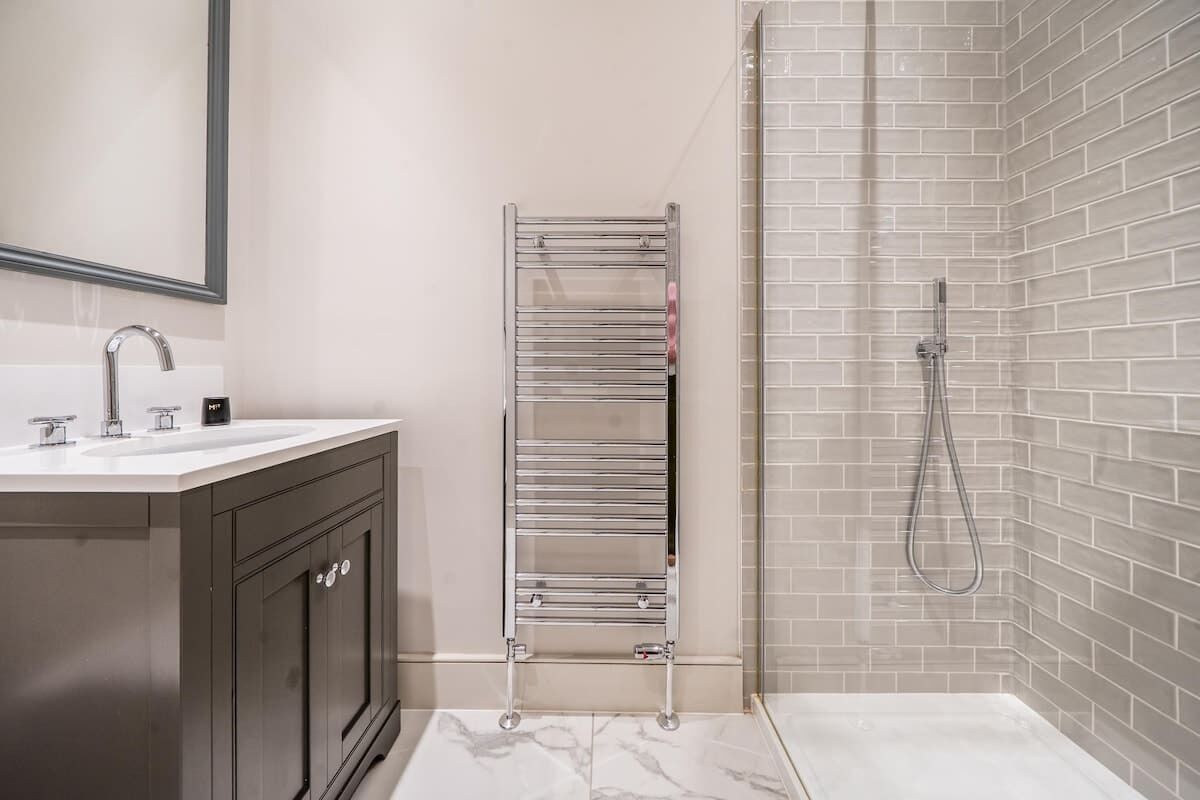 Shower, hair dryer, towels, shampoo