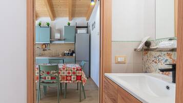 Frigorifero, microonde, forno, piano cottura