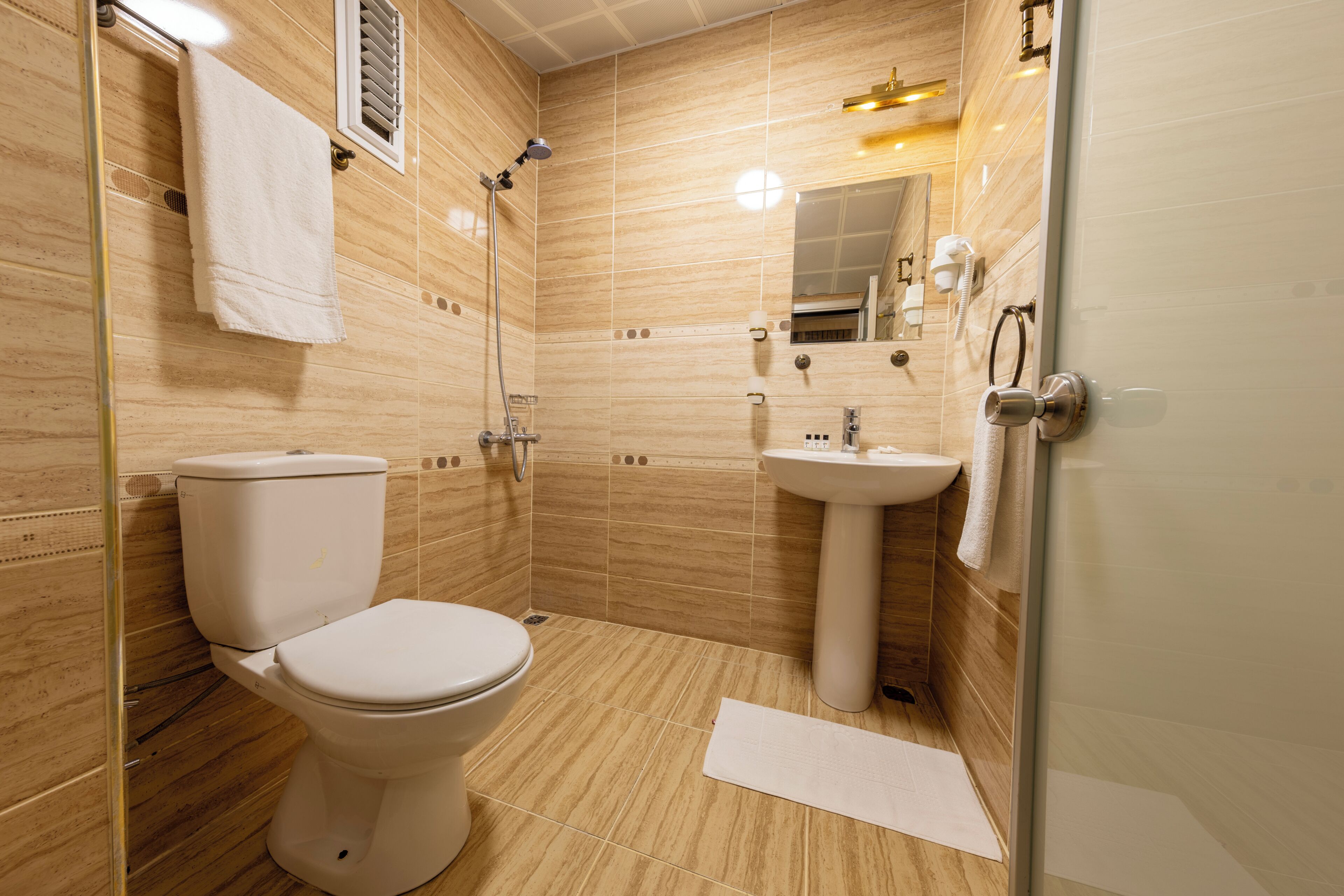 Family Quadruple Room, Courtyard View | Bathroom