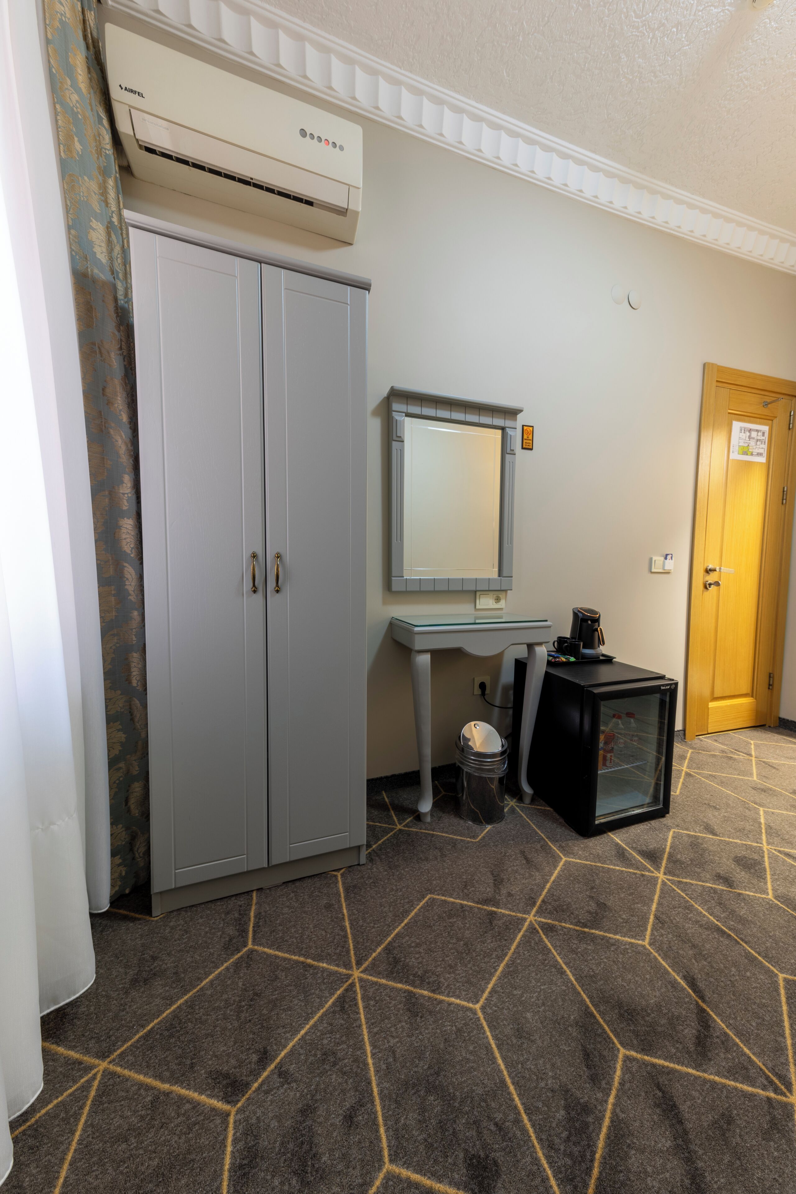 Egyptian cotton sheets, premium bedding, minibar (some free items)