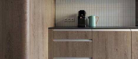 Una cocina con armarios de madera, salpicadero de azulejos y una cafetera en la encimera.