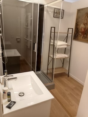 Room 12 King Bed - Pool View | Private kitchen - VILLA SAINT-PIERRE (La Trimouille)