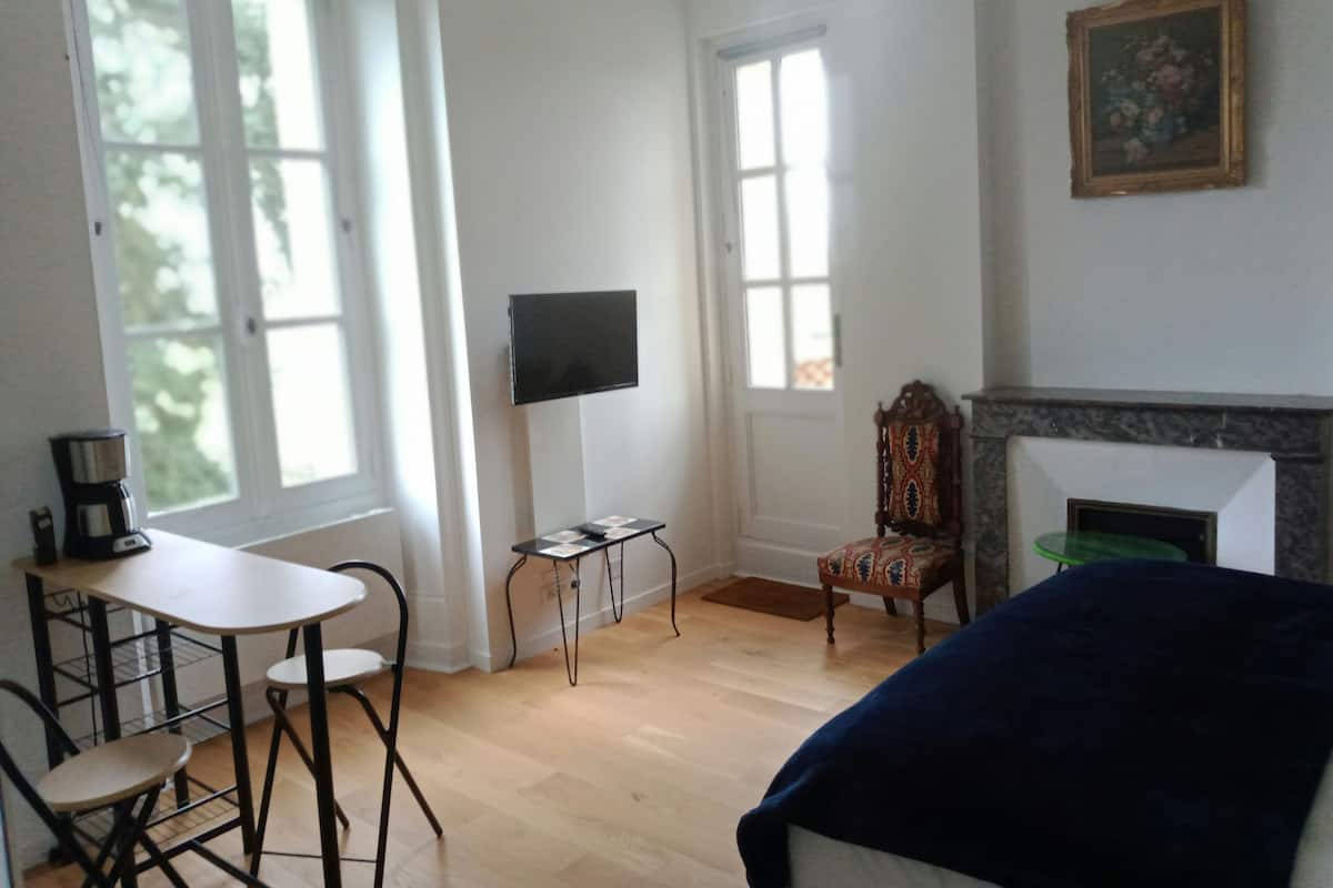 Room 14 Queen-Size Bed with Balcony