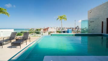 Apartamento básico | Piscina | Una piscina al aire libre