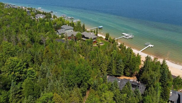 Une zone côtière avec des maisons, une plage et un quai.