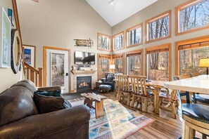 Smart TV, fireplace, books - Summer Here!  Ski In/Out at base of the Disciples 8 lift.  Sleeps 16 (Boyne Falls)