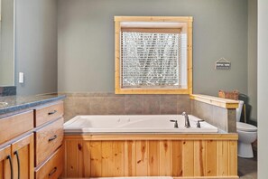 Shower, jetted bath, hair dryer, towels - Summer/Winter Retreat for Golf and Ski at Boyne Mountain, Sleeps 17 (Boyne City)