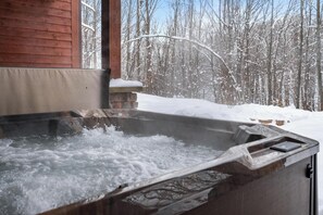 Outdoor spa tub - Summer/Winter Retreat for Golf and Ski at Boyne Mountain, Sleeps 17 (Boyne City)