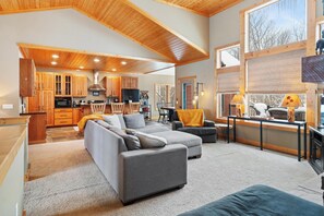 Smart TV, fireplace, ping pong, books - Summer/Winter Retreat for Golf and Ski at Boyne Mountain, Sleeps 17 (Boyne City)