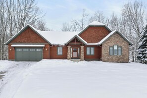 Exterior - Summer/Winter Retreat for Golf and Ski at Boyne Mountain, Sleeps 17 (Boyne City)