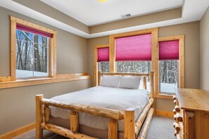 5 bedrooms, iron/ironing board, free WiFi, bed sheets - Summer/Winter Retreat for Golf and Ski at Boyne Mountain, Sleeps 17 (Boyne City)
