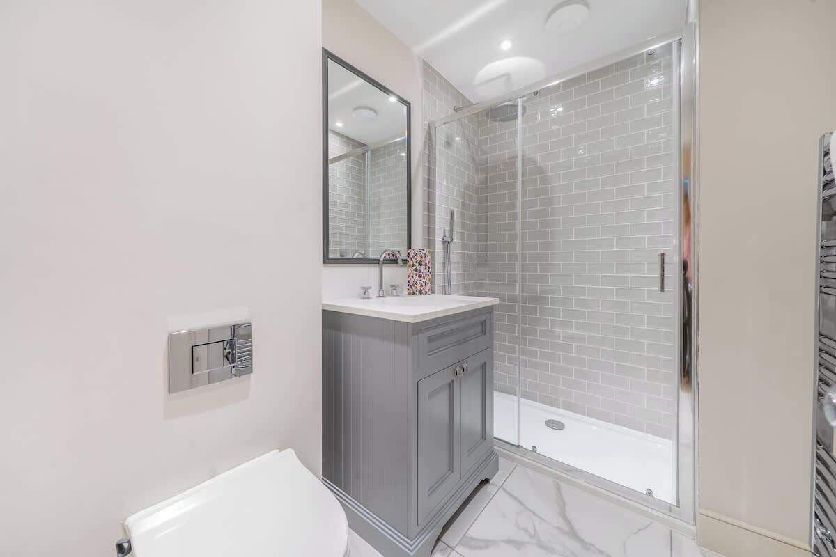 Shower, hair dryer, towels, shampoo