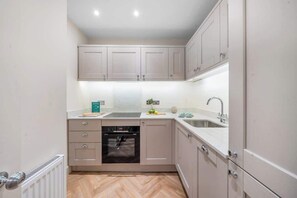 Fridge, microwave, oven, stovetop - Prime Location! 1-Bed Flat Nr Attractions - VAT Q (Bath)