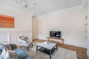 Living area - Prime Location! 1-Bed Flat Nr Attractions - VAT Q (Bath)