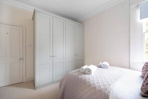1 bedroom, iron/ironing board, travel cot, WiFi - Prime Location! 1-Bed Flat Nr Attractions - VAT Q (Bath)