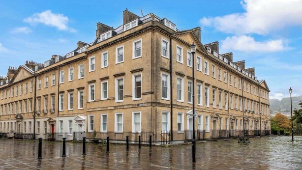 A large, historic building with multiple windows and a corner entrance. - Prime Location! 1-Bed Flat Nr Attractions - VAT Q (Bath)