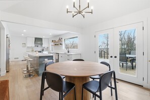 Dining - Modern Lake Escape/World Cup Prime Location (Weatherby Lake)