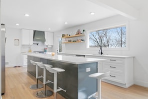 Private kitchen - Modern Lake Escape/World Cup Prime Location (Weatherby Lake)
