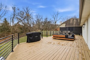 Outdoor dining - Modern Lake Escape/World Cup Prime Location (Weatherby Lake)