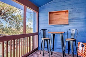 Outdoor dining - Bee Happy at the Lake | 3BR, Game Room, Screened Porch & Hill Country Views (Canyon Lake)