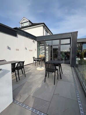 Outdoor dining - The White House Rhuallt (Saint Asaph)