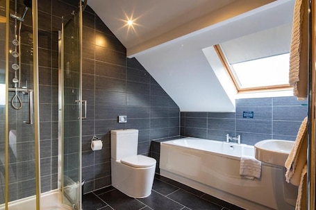 Superior Double Room | Bathroom. The White House Rhuallt