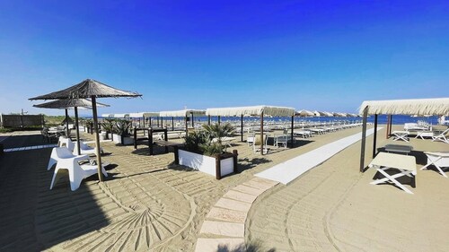Spacious 8 pers. family apartment with pool near the sea.