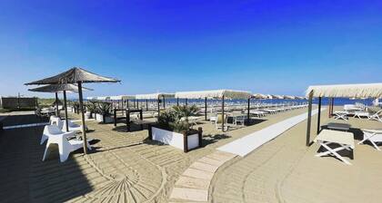 Spacious 8 pers. family apartment with pool near the sea.