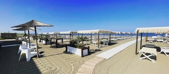 Spacious 8 pers. family apartment with pool near the sea.