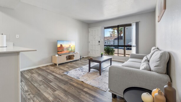 Een moderne woonkamer met een bank, een salontafel en een televisie.