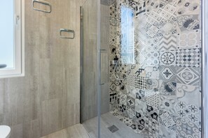 Shower, hair dryer, towels, soap - Modern house with swimming pool in Crikvenica (Crikvenica)