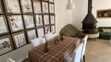 Villa Comfort, vista collina | Area soggiorno | TV