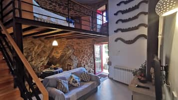 Comfort Suite, Patio, Garden View | Living area