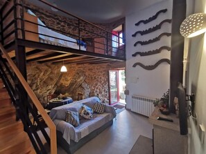 Phòng Suite tiện nghi đơn giản, sân hiên, quang cảnh vườn | Khu phòng khách