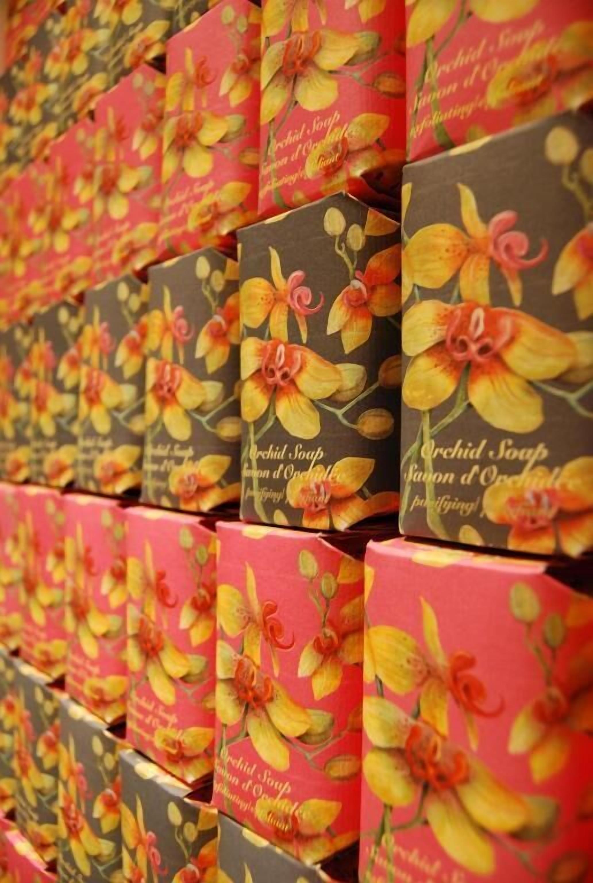 Varias cajas de Jabón Orchid dispuestas en filas.