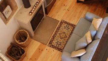 Comfort Suite, Patio, Garden View | Living area