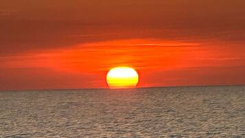 Un atardecer sobre una extensión de agua.