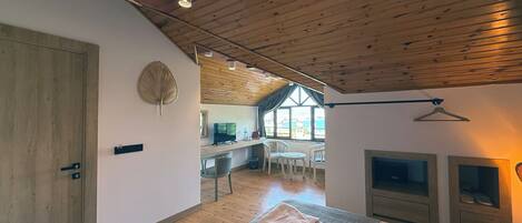 1 bedroom, in-room safe, free WiFi, bed sheets