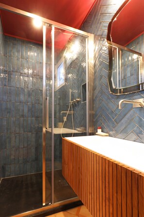 Shower, hair dryer, bidet, towels - Historic apartment with terrace and city view (Roma)