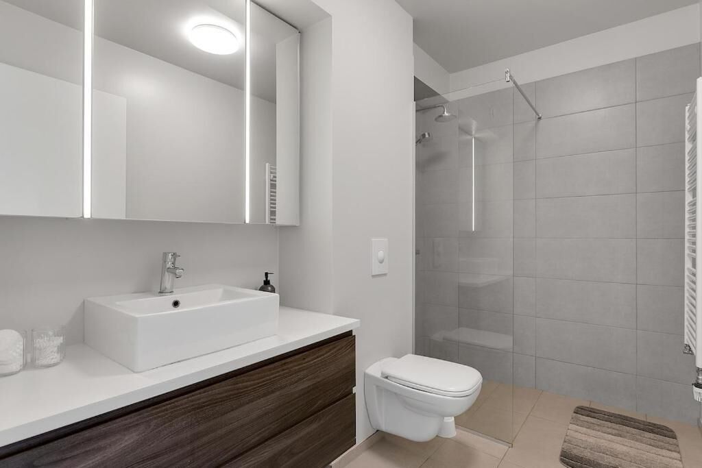Shower, towels, shampoo