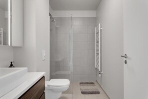 Shower, towels, shampoo - City centre premium apartment with free parking (Reykjavík)