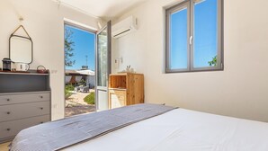 A bedroom with a bed, a dresser, a mirror, and a window. - 5 minutes from beaches Room with shared pool in Salento, Puglia (Salve)