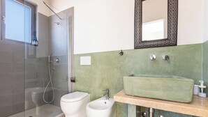 A bathroom with a glass-enclosed shower, a bidet, a sink with a green countertop, and a mirror with a decorative frame. - 5 minutes from beaches Room with shared pool in Salento, Puglia (Salve)